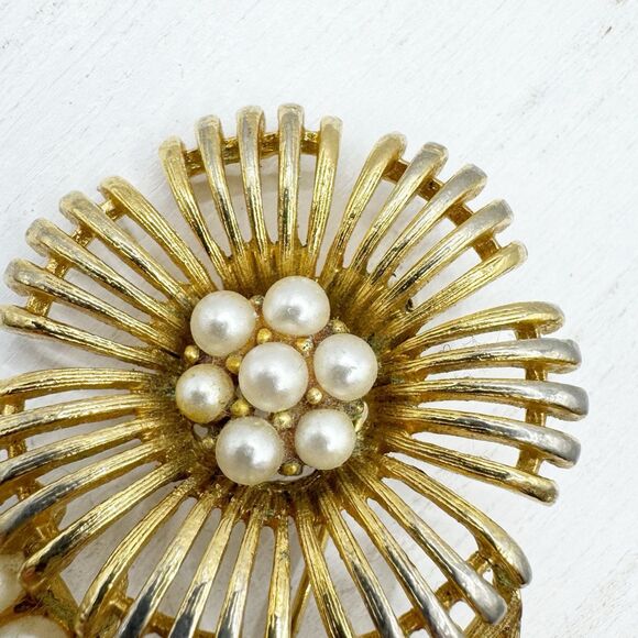Vintage Lisner Brooch Pin Sunflower Flower Bloom Faux Pearl Gold Tone Estate - Picture 9 of 9